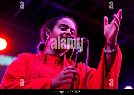 BARCELONA - SEP-23: Seinabo Sey (Soul Pop-Sänger unterzeichneten bei Universal Music Label) führt bei Barcelona Accio musikalische (BAM). Stockfoto