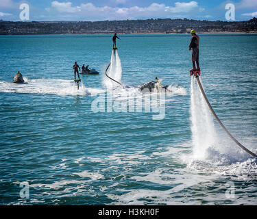 GB - DEVON: Flyboarders aus Torquay Promenade mit Paignton im Hintergrund Stockfoto