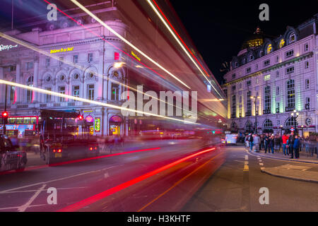 Light Trail Trails am Londoner Piccadilly Circus Stockfoto