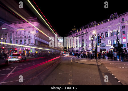 Light Trail Trails am Londoner Piccadilly Circus Stockfoto