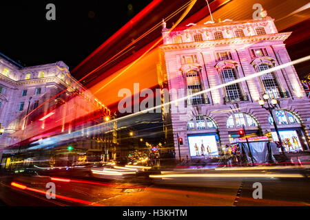 Light Trail Trails am Londoner Piccadilly Circus Stockfoto