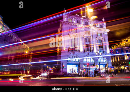 Light Trail Trails am Londoner Piccadilly Circus Stockfoto