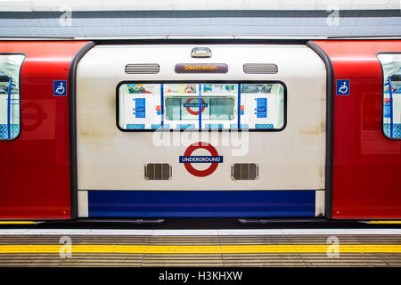 Londoner u-Bahn Bahnhof Zug Stockfoto