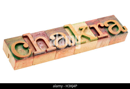 Chakra-Word - Lebenskraft oder Lebensenergie Konzept - isoliert-Text im Buchdruck Holzart Stockfoto