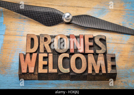 Drohnen willkommen Wort abstrakt in Vintage Buchdruck Holzart mit einer Drohne-propeller Stockfoto