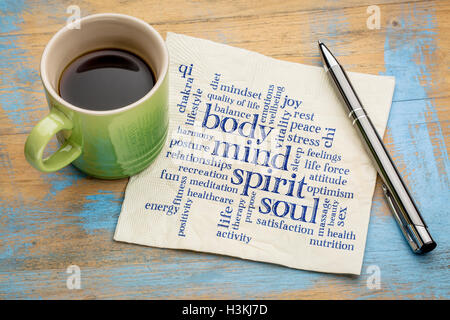 Geist, Körper, Geist und Seele Konzept - Wortwolke auf einer Serviette mit einer Tasse Kaffee Stockfoto