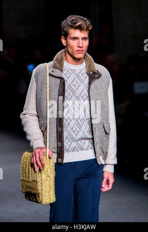 BARCELONA - FEB-5: Ein Modell die Landebahn für die Torras Sammlung auf der 080 Barcelona Fashionweek 2015 Herbst Winter auf Febr geht Stockfoto