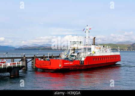 Klang der Soay Autofähre, im Besitz von Western Ferries, nähert sich das Terminal am Gourock, in der Nähe von Greenock am Firth of Clyde Stockfoto