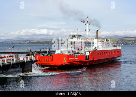 Klang der Soay Autofähre, im Besitz von Western Ferries, nähert sich das Terminal am Gourock, in der Nähe von Greenock am Firth of Clyde Stockfoto