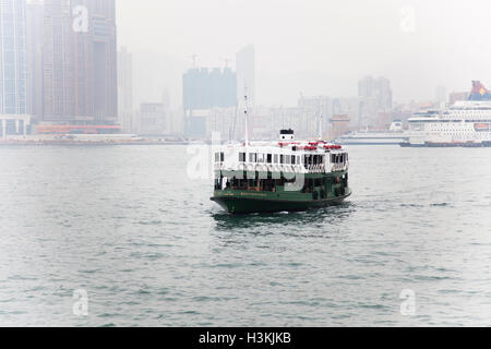 Öffentliche Verkehrsmittel-Fähre zum Victoria Harbour in Hongkong China überqueren. Stockfoto