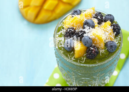 Frühstück im grünen Smoothie Schüssel mit Früchten garniert Stockfoto