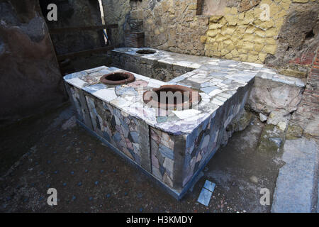 Die römischen Ruinen, Gremien und Fresken von Herculaneum in der Nähe von Pompeji, Italien Stockfoto