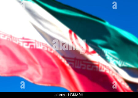 im Iran iranische wehende Flagge, dem blauen Himmel und Wind zu verwischen Stockfoto