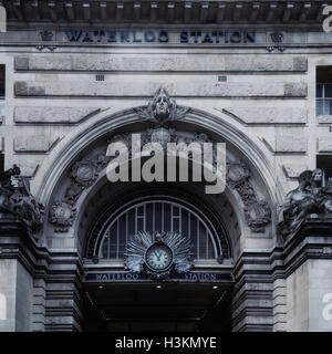 Triumphbogen, Haupteingang nach London Waterloo train Station England UK Vereinigtes Königreich Stockfoto