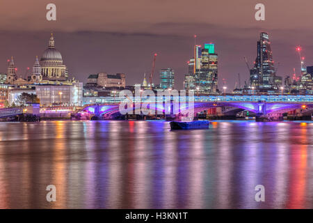 Skyline von London bei Nacht, England, UK Stockfoto