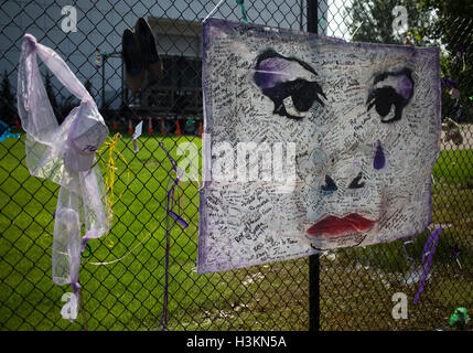 Prinz Erinnerungsstücke angeschlossen an einen Zaun rund um den Umfang des Paisley Park Studios in Chanhassen, Minnesota, USA Stockfoto
