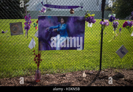 Prinz Erinnerungsstücke angeschlossen an einen Zaun rund um den Umfang des Paisley Park Studios in Chanhassen, Minnesota, USA Stockfoto