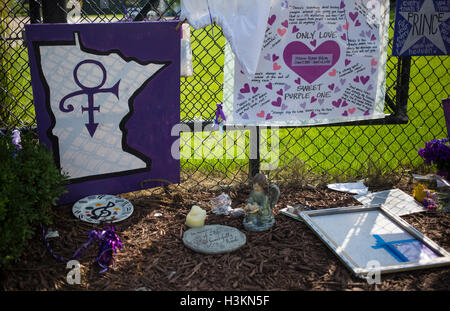 Prinz Erinnerungsstücke angeschlossen an einen Zaun rund um den Umfang des Paisley Park Studios in Chanhassen, Minnesota, USA Stockfoto