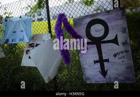 Prinz Erinnerungsstücke angeschlossen an einen Zaun rund um den Umfang des Paisley Park Studios in Chanhassen, Minnesota, USA Stockfoto
