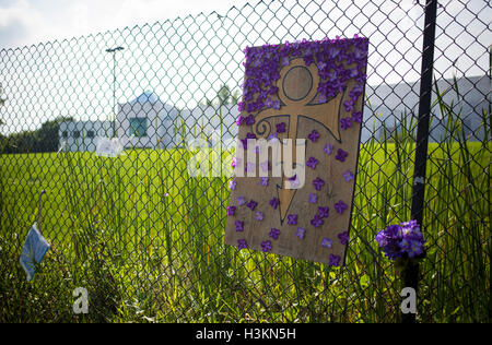 Prinz Erinnerungsstücke angeschlossen an einen Zaun rund um den Umfang des Paisley Park Studios in Chanhassen, Minnesota, USA Stockfoto