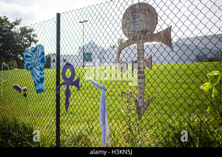 Prinz Erinnerungsstücke angeschlossen an einen Zaun rund um den Umfang des Paisley Park Studios in Chanhassen, Minnesota, USA Stockfoto