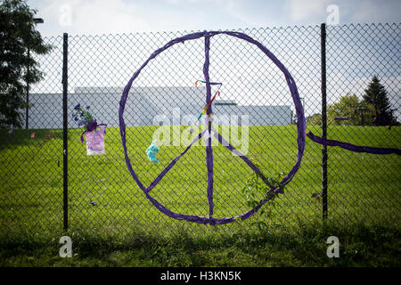 Prinz Erinnerungsstücke angeschlossen an einen Zaun rund um den Umfang des Paisley Park Studios in Chanhassen, Minnesota, USA Stockfoto