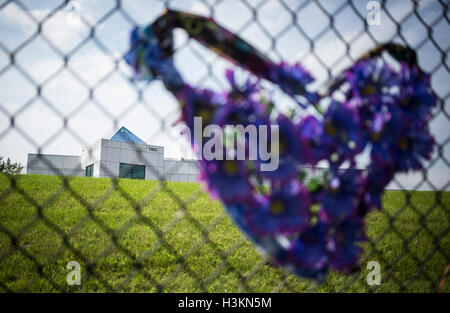 Prinz Erinnerungsstücke angeschlossen an einen Zaun rund um den Umfang des Paisley Park Studios in Chanhassen, Minnesota, USA Stockfoto