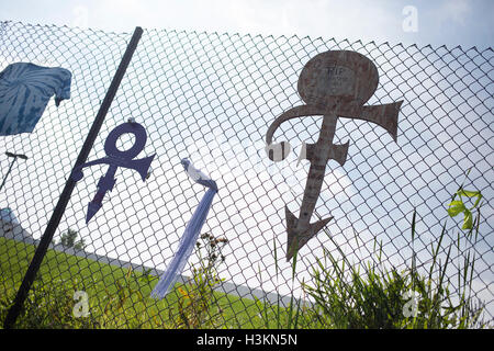 Prinz Erinnerungsstücke angeschlossen an einen Zaun rund um den Umfang des Paisley Park Studios in Chanhassen, Minnesota, USA Stockfoto