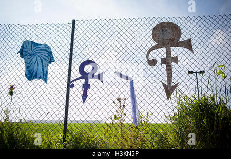 Prinz Erinnerungsstücke angeschlossen an einen Zaun rund um den Umfang des Paisley Park Studios in Chanhassen, Minnesota, USA Stockfoto