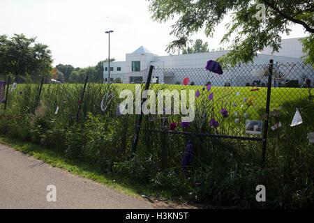 Prinz Erinnerungsstücke angeschlossen an einen Zaun rund um den Umfang des Paisley Park Studios in Chanhassen, Minnesota, USA Stockfoto