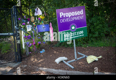 Prinz Erinnerungsstücke angeschlossen an einen Zaun rund um den Umfang des Paisley Park Studios in Chanhassen, Minnesota, USA Stockfoto