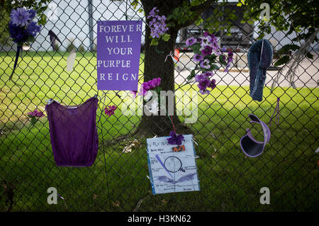 Prinz Erinnerungsstücke angeschlossen an einen Zaun rund um den Umfang des Paisley Park Studios in Chanhassen, Minnesota, USA Stockfoto