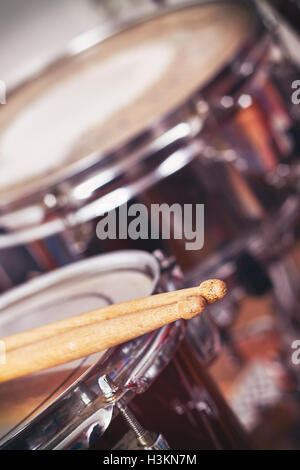 Nahaufnahme Detail der roten Trommeln mit Fokus auf Drumsticks. Textfreiraum Stockfoto