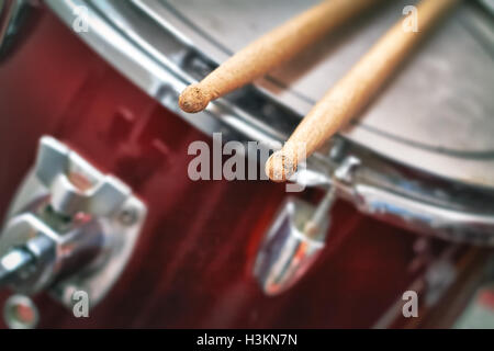 Nahaufnahme Detail der roten Trommeln mit Fokus auf drumsticks Stockfoto