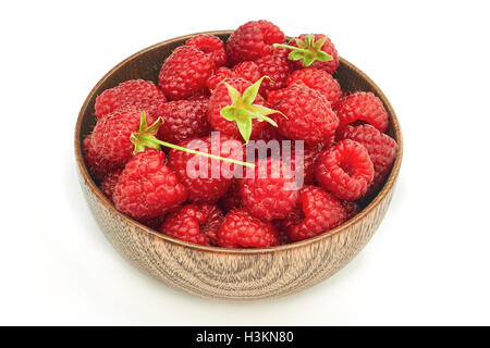 Frische Himbeeren in Holzschale isoliert auf weißem Hintergrund Stockfoto