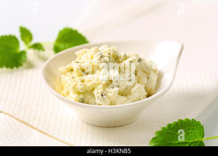 Nahaufnahme von hausgemachten Schmelzkäse mit Kräutern in Schüssel weiß Stockfoto