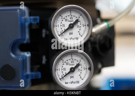 Manometer zeigt den Druck der Rohrleitungen. Stockfoto