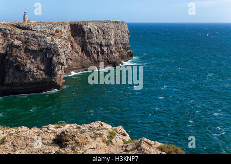 Algarve Felsküste in der Nähe von Sagres, Festung Fortaleza de Sagres, Portugal Stockfoto