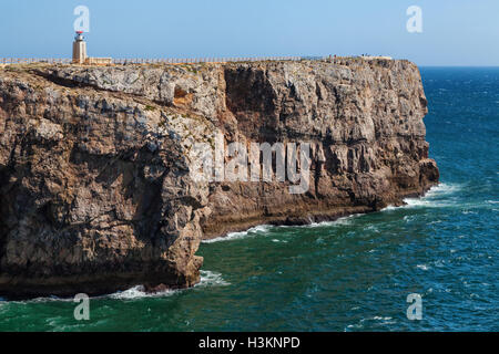 Felsige Küste in der Nähe von Sagres, Festung Fortaleza de Sagres, Algarve, Portugal Stockfoto