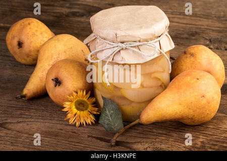 reife Birne auf Holz Birnen Kompott Stockfoto