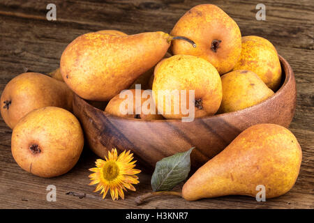 Reife Birnen im Landhausstil auf Holztisch Stockfoto