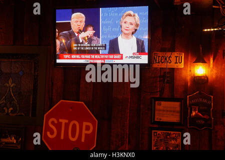 100916 - Bloomington, Indiana, USA: Demokraten Uhr im Fernsehen als Hillary Clinton und Donald Trump stehen sich in ihrer zweiten Präsidentschaftswahl 2016 Debatte auf Nicks englische Hütte. Stockfoto