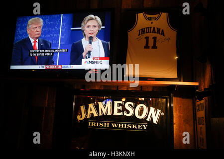 100916 - Bloomington, Indiana, USA: Hillary Clinton und Donald Trump werden im Fernsehen vor sich in ihrer zweiten Präsidentschaftswahl 2016 Debatte auf Nicks englische Hütte gezeigt. Stockfoto