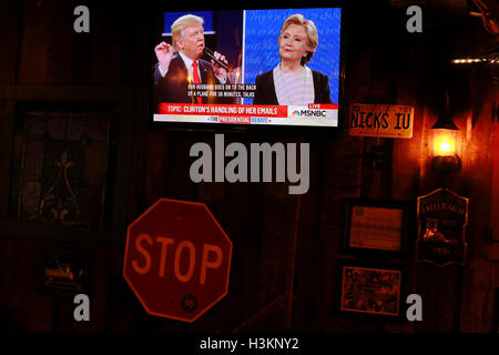 100916 - Bloomington, Indiana, USA: Hillary Clinton und Donald Trump werden im Fernsehen vor sich in ihrer zweiten Präsidentschaftswahl 2016 Debatte auf Nicks englische Hütte gezeigt. Stockfoto