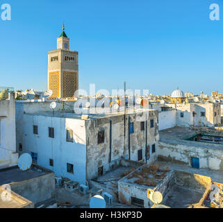 Das rechteckige Minarett der großen Moschee über die Dächer der Stadt, Tunis, Tunesien. Stockfoto