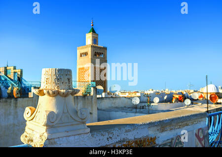 Die antiken Ruinen Säule auf dem Dach des alten Hauses in Medina, Tunis, Tunesien. Stockfoto