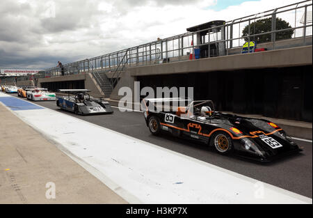 Konkurrenten beenden die internationale Boxengasse im qualifying für die Can-Am 50 Interserie Challenge Trophy. Stockfoto