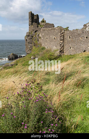 Küste von Ayrshire, Schottland. Malerische Aussicht auf die Dunure Burg Ruinen in das Dorf Dunure. Stockfoto