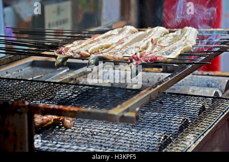 Janpanese Menschen kochen Unagi (AAL) oder Kabayaki oder gegrillte Aale im Restaurant am Steert für Verkauf und Reisender zwischen den go Stockfoto