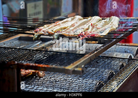 Janpanese Menschen kochen Unagi (AAL) oder Kabayaki oder gegrillte Aale im Restaurant am Steert für Verkauf und Reisender zwischen den go Stockfoto